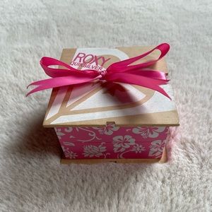 Roxy | Y2K Wood Pink Hibiscus Watch Box & Pin